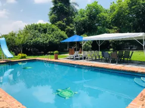 Relaxing and fun house with a heated pool - Image 3