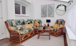 Beautiful 3 bed hse with parking and garden - Image 2
