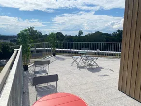 Elegant 8-Person Duplex | Free Parking & Direct Tram - Image 4