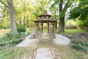 fenced yard, cottage, prime location, rain shower - Image 4