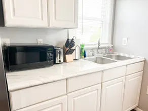 Stylish 2-Bedroom duplex in prime location! - Image 4