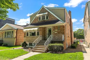 3BR Vintage Apt • Back Yard• Walk to McKinley Park - Image 2