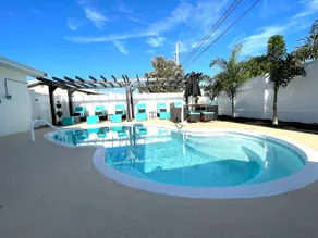 SAUNA! Huge HOT TUB & Heated POOL! 3 KING beds! - Image 4