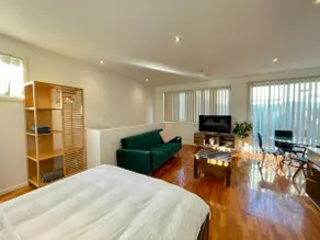 Edgewater Studio - Private & Spacious + King Bed - Image 3