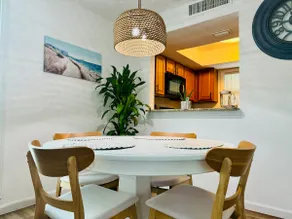 Walk to Beach / King Bed Loft/ Sleeps 4/ Parking - Image 3