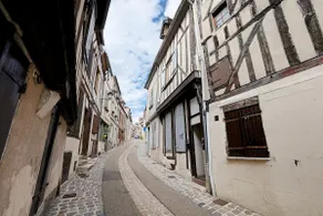 Historic center • Charming studio with mezzanine - Image 5
