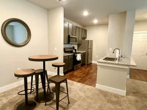King Bed-Pool-24/7 Gym-Kitchen - Image 2