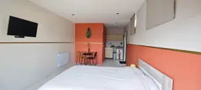 Independent, air-conditioned studio and free parking - Image 3