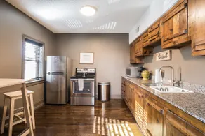 Funky Town Apt! 39th ST Westport w/ Parking - Image 5