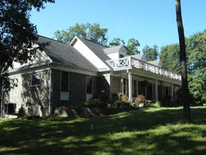 Hidden Creekside Retreat - Image 3