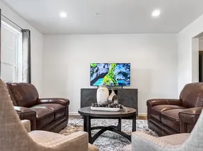 Luxurorious Townhome In Reading - Image 2