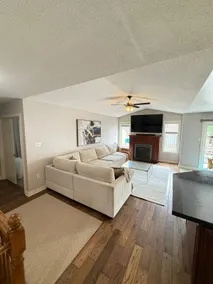 Modern Cozy w/Spacious Living Area&Stylish Design - Image 2