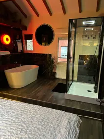 Le 8 Suite Spa Privative Sauna et Jacuzzi parking gratuit - Image 5