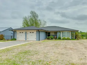 Farmhouse on 7 ac by Norman - Image 2