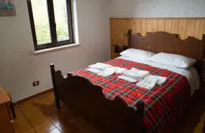 4-bedroom chalet with Jacuzzi in Serrone - Image 4