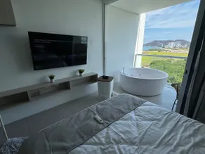 Luxury Suite 14th Ocean View Jacuzzi - Image 4