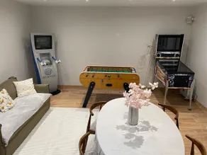 Luxurious romantic suite with hot tub - Image 3