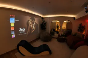 Luxurious love room with hot tub - Image 2