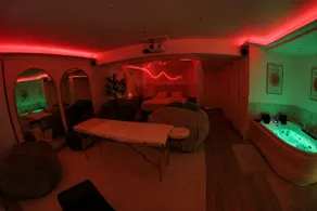 Luxurious love room with hot tub - Image 4