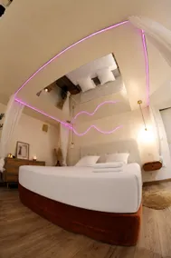 Luxurious love room with hot tub - Image 3