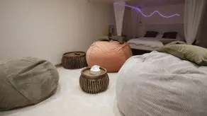 Luxurious romantic suite with hot tub - Image 2