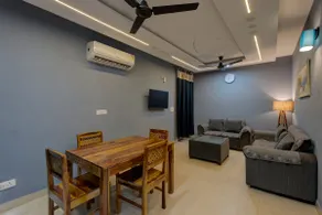 Comfy Vibes 2BHK Flat - Image 5
