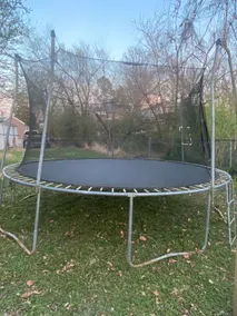 Home in Affton, Saint Louis, 1 King 2 Queen beds - Image 3
