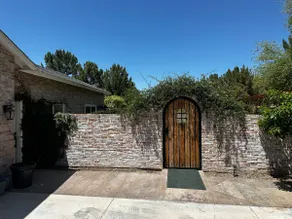 Country House in Gilbert - Image 3