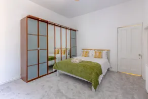 Spacious 5 Bedroom Villa With Free Private Parking - Image 5