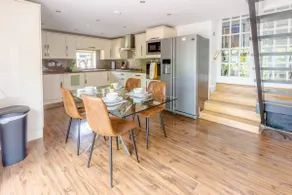 Spacious 5 Bedroom Villa With Free Private Parking - Image 2