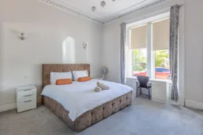 Spacious 5 Bedroom Villa With Free Private Parking - Image 3