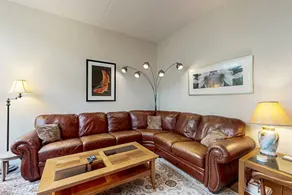Peaceful mountain getaway with resort amenities - Image 2