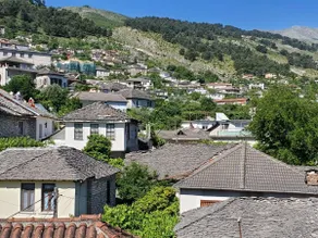 Private room with balcony in Gjirokastër - Image 3