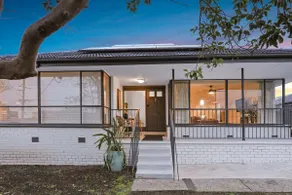 Sunbury large family home pet friendly airport - Image 2