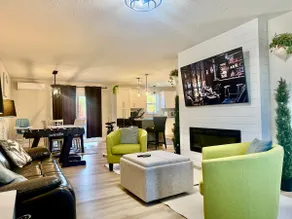 Modern Vac Home, private Hot tub, close to airport - Image 2