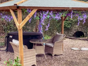 Pretty one bed cottage, stream, woodland hot tub. - Image 4