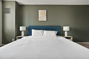 Downtown Sky Tower: FREE Parking•Pool•Gym•Hot Tub - Image 3