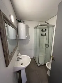 Central, comfortable and with parking! - Image 5
