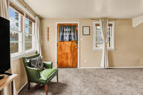 Comfy Downtown Apartment - Image 4