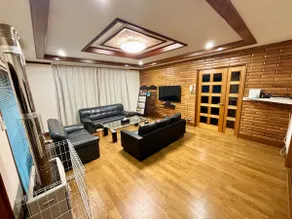 A large house with a beautifui Japanese-style room - Image 5