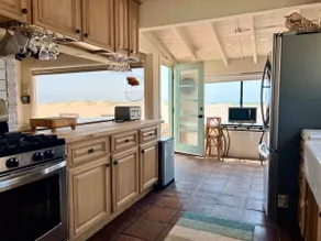 Calm & Secluded Old-Hollywood Beachfront Home - Image 3