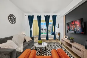 Luxe Downtown Haven with 2 Free Parking - Image 4