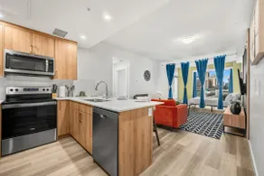 Luxe Downtown Haven with 2 Free Parking - Image 3