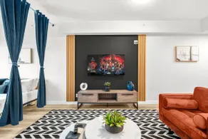Luxe Downtown Haven with 2 Free Parking - Image 2