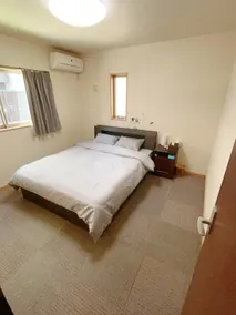 ”Qi He” is a Japanese-style single-family house located in the Sakae business district of Nagoya. Two free parking lots. Three bedrooms. - Image 3