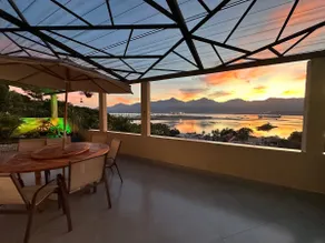 House with an ocean view - Image 4
