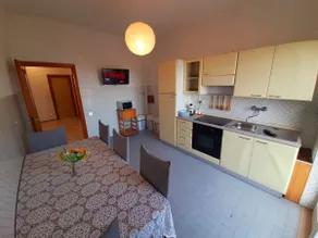 Centrally located house with sea view - Image 3