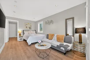 Blue Gem | Stylish 2BR 2BA | SkyTrain | 15 min DT - Image 2