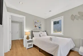 Blue Gem | Stylish 2BR 2BA | SkyTrain | 15 min DT - Image 4