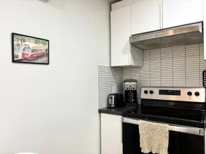 Modern Greektown Getaway | 2-BR + Parking - Image 3